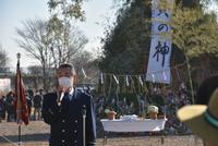 どんど焼きであいさつをする市長