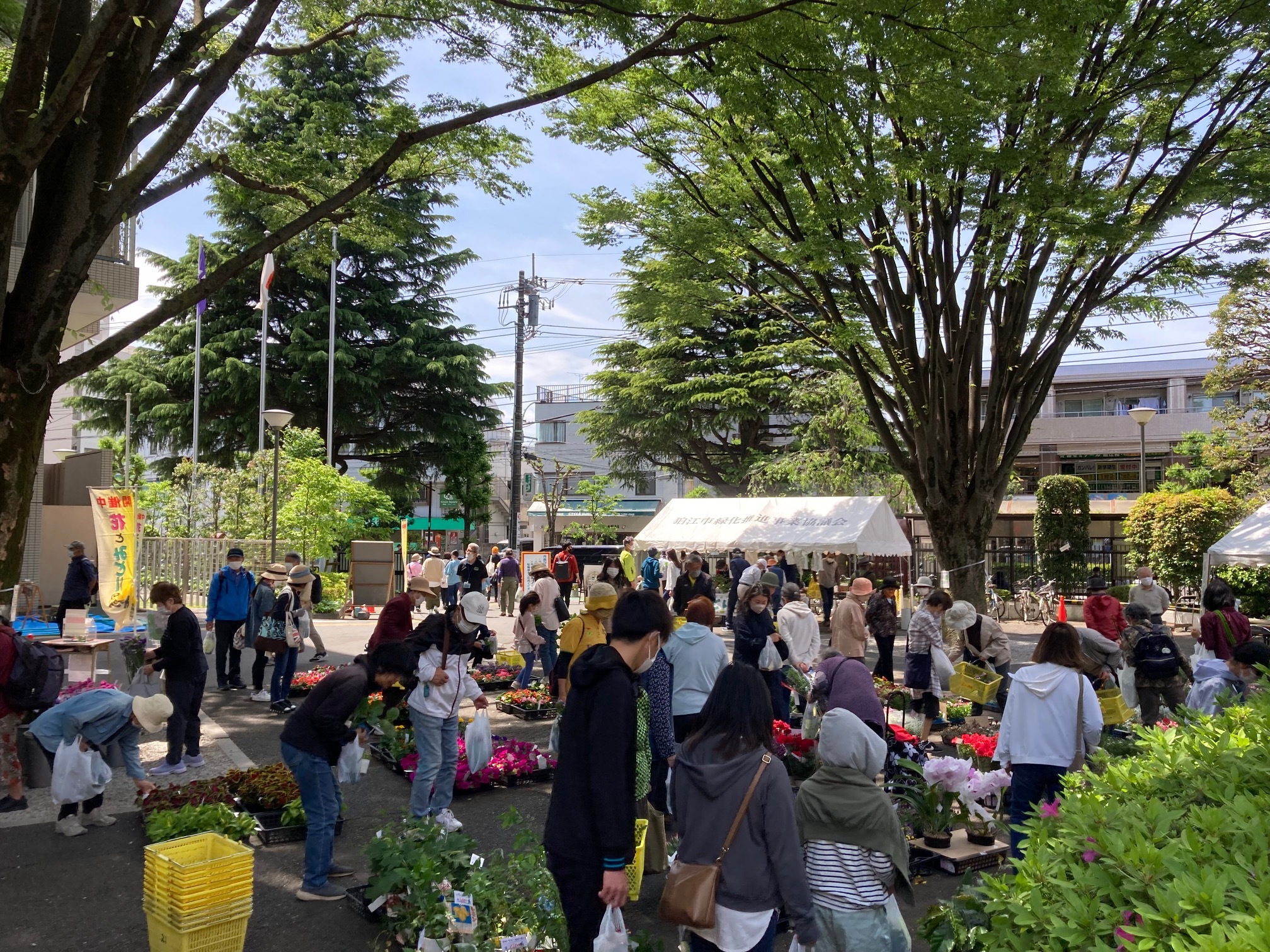 市民でにぎわう即売会