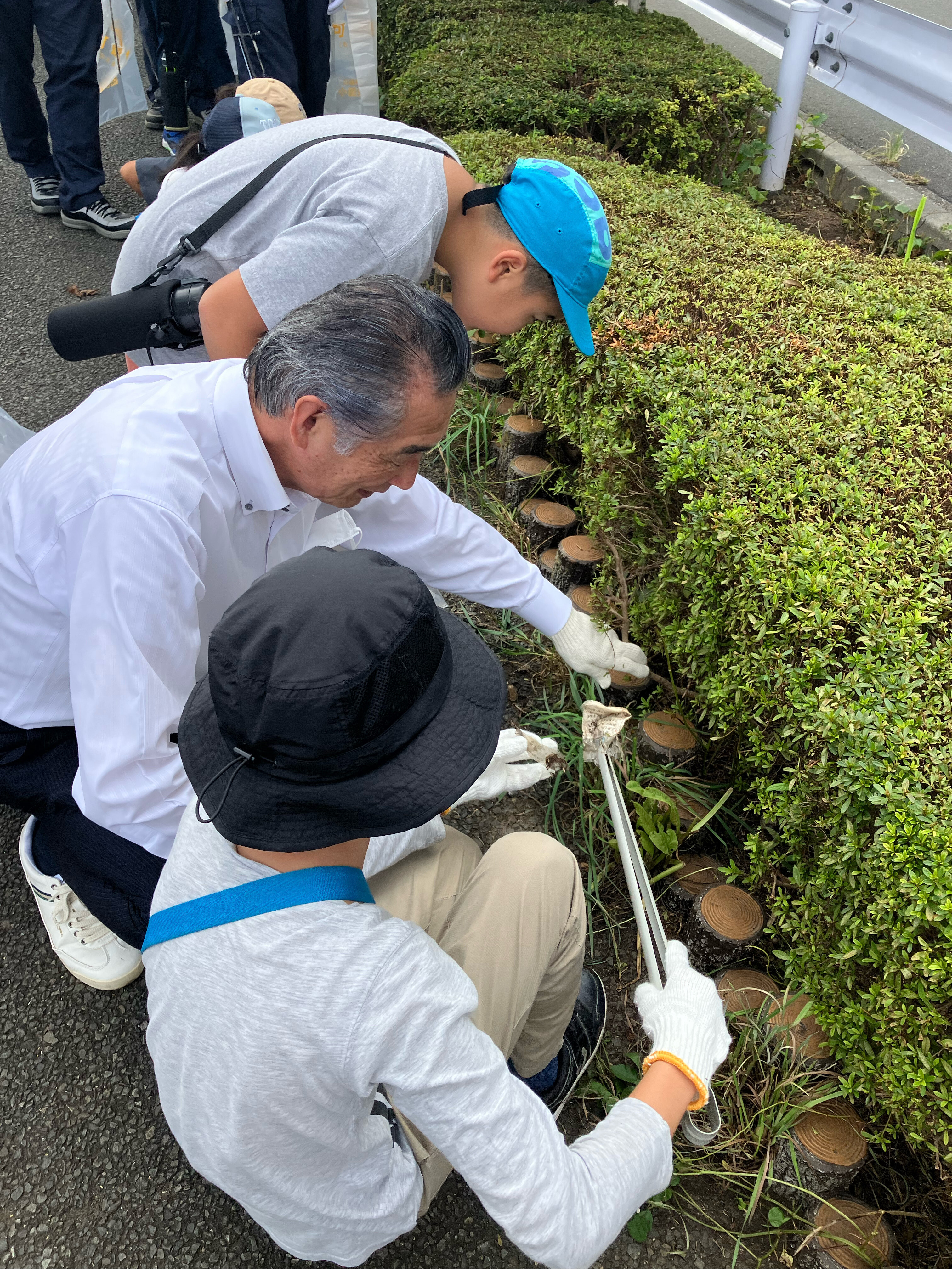 児童と一緒に野川沿いでごみ拾い