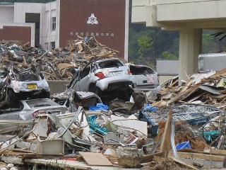 雄勝中学校にも瓦礫が流れ込んだ（写真）