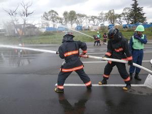 実際の火事を想定した放水訓練