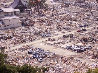 漁港方面は、ほとんどが基礎のみを残して流された（写真）