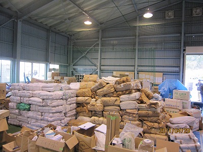 ボランティアセンターに集積されている土のう袋等（写真）