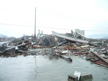 陸地にも船が打ち上げられている（写真）