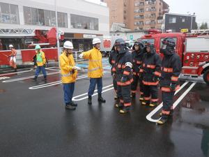 訓練前に消防署職員と打ち合わせをします