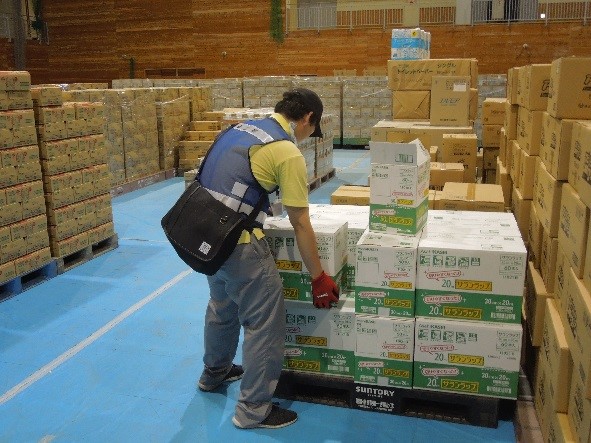 避難所で支援物資を管理する市職員